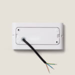 Applique murale rectangulaire blanche, plaque arrière avec câble noir et fils électriques apparents