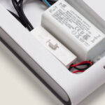 Applique murale extérieure rectangulaire en aluminium blanc, boîtier ouvert montrant le driver LED et câblage