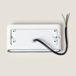 Applique murale extérieure rectangulaire blanche en aluminium, plaque de fixation et câble électrique visibles