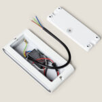 Applique murale extérieure rectangulaire blanche en aluminium, boîtier ouvert montrant câblage et driver LED