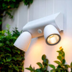 Applique murale extérieure blanche aluminium à deux spots orientables avec détecteur de mouvement PIR