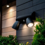 Applique murale extérieure noire en aluminium, deux spots orientables avec détecteur de mouvement PIR