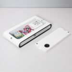 Applique murale rectangulaire blanche, boîtier ouvert montrant câblage et bloc d'alimentation LED