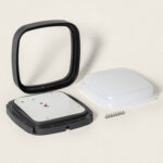 Applique murale carrée noire démontée avec diffuseur blanc, cadre et boîtier de fixation visibles