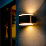 Applique murale extérieure noire, forme arrondie, éclairage diffus dirigé vers le haut et le bas