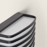 Applique murale extérieure rectangulaire noire à lames métalliques et diffuseur opalin