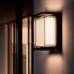 Applique murale extérieure noire, cadre métal carré et verre dépoli, éclairage chaud