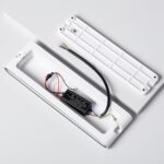 Applique murale extérieure blanche rectangulaire en aluminium, boîtier ouvert montrant driver LED et câblage