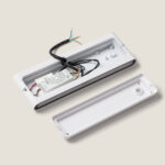 Applique murale rectangulaire blanche en aluminium ouverte avec bloc LED et câbles visibles