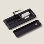 Applique murale extérieure rectangulaire noire en aluminium, coque ouverte montrant câblage et bloc d'alimentation LED