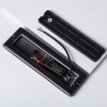 Applique murale extérieure rectangulaire noire aluminium, boîtier ouvert et câbles visibles