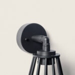 Applique murale noire en métal avec abat-jour grillagé et platine de fixation ronde