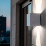 Applique murale extérieure blanche en aluminium cubique éclairage haut et bas 4000K