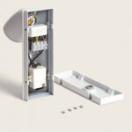 Applique murale extérieure aluminium blanc, boîtier ouvert montrant platine de fixation, transformateur et vis de montage