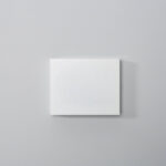 Applique murale carrée blanche montée au mur