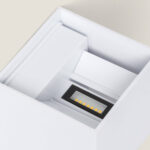 Applique murale extérieure blanche cubique avec LED intégrée orientée vers le bas
