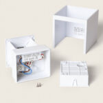 Applique murale extérieure blanche carrée démontée, boîtier en PC avec driver LED visible et vis de fixation