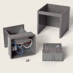 Applique murale carrée grise, double éclairage haut et bas, pièces démontées et câblage visible