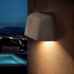 Applique murale extérieure couleur ciment, finition mate, diffusion lumineuse vers le bas