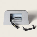 Applique murale extérieure grise en ciment, forme rectangulaire ajourée avec connecteur et support de fixation