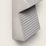 Applique murale extérieure gris ciment finition texturée, rectangulaire avec grille à lames horizontales