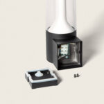 Applique murale extérieure noire avec diffuseur blanc cylindrique et boîtier de connexion rectangulaire ouvert