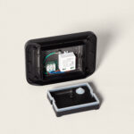 Applique murale extérieure rectangulaire noire, boîtier ouvert montrant driver LED et connectique