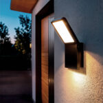 Applique murale extérieure LED noire en aluminium, corps rectangulaire incliné, fixation murale