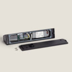 Applique murale extérieure noire en aluminium, corps rectangulaire 300 mm, capot démonté montrant le transformateur