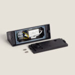 Applique murale extérieure noire en aluminium rectangulaire, boîtier ouvert montrant driver LED et câblage