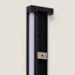 Applique murale extérieure noire en aluminium, diffuseur blanc opalin, profil linéaire vertical à LED, fixation murale.