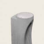 Applique murale extérieure en ciment gris, forme cylindrique avec ouverture latérale et plateau LED rond