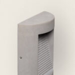 Applique murale extérieure gris ciment finition mate, forme verticale avec ouverture à lames pour éclairage dirigé