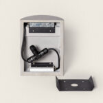 Applique murale extérieure boîtier rectangulaire en ciment ouvert, câblage visible et support de fixation détaché