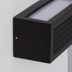 Applique murale extérieure rectangulaire en métal noir mat avec diffuseur blanc et lames latérales