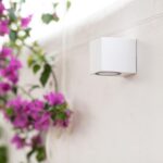 Applique murale extérieure blanche cubique à lumière dirigée vers le bas