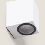 Applique murale extérieure blanche en cube avec spot circulaire encastré et bague noire