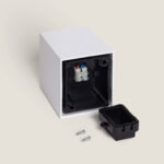 Applique murale extérieure blanche cubique avec boîtier de connexion apparent et couvercle noir