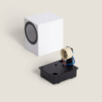 Applique murale blanche cubique avec diffuseur circulaire et boîtier de fixation noir visible