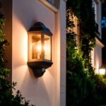 Applique murale extérieure noire en métal et verre, style lanterne, avec capteur crépusculaire, éclairage chaud