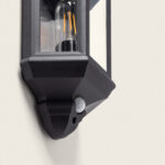 Applique murale extérieure noire en métal avec abat-jour verre, capteur crépusculaire et ampoule à filament visible