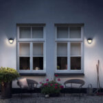 Applique murale extérieure noire métal et verre, style lanterne, fixée au mur de façade