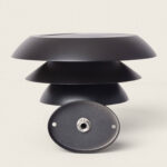 Applique murale solaire en aluminium noir mat, design à trois disques superposés, platine de fixation ovale
