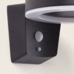 Applique murale extérieure noire en aluminium avec diffuseur circulaire blanc et détecteur de mouvement intégré