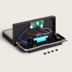 Applique murale solaire ouverte montrant boîtier noir en aluminium, circuit imprimé et batterie cylindrique bleue