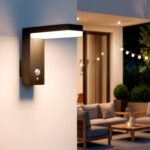 Applique murale extérieure noire en aluminium, design rectangulaire LED avec détecteur de mouvement et diffuseur