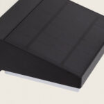 Applique murale solaire noire en aluminium avec panneau solaire intégré sur le dessus