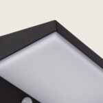 Applique murale noire en aluminium avec diffuseur opalin et détecteur de mouvement intégré