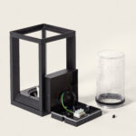 Applique murale extérieure noir en métal, cadre carré avec globe cylindrique en verre texturé et boîtier de connexion visible