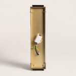 Applique murale dorée rectangulaire en métal avec plaque arrière, boîtier électrique et câbles visibles